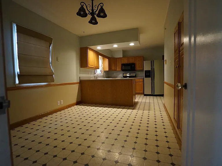 EAT IN KITCHEN