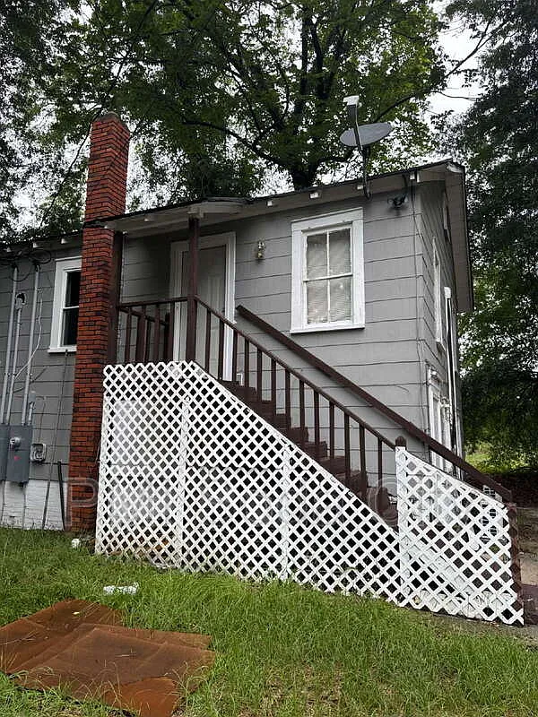 2 bed, 1.0 bath, $900 — Photo 2