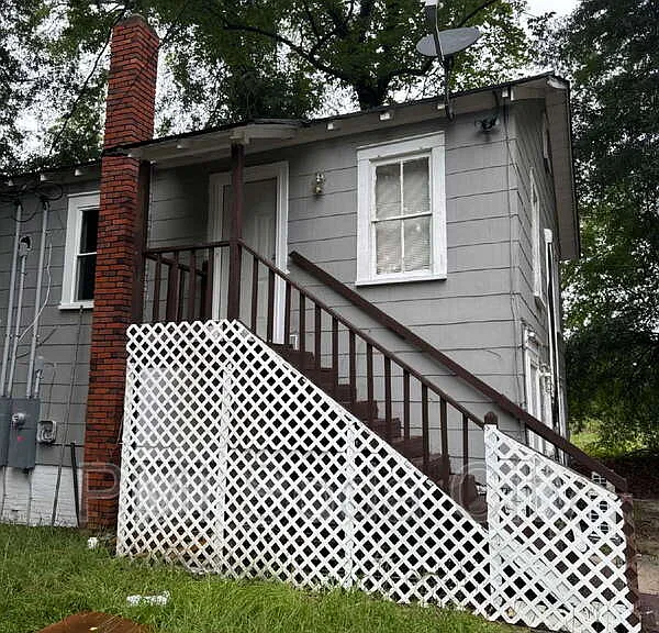 211 E Brooks St #E — Photo 2