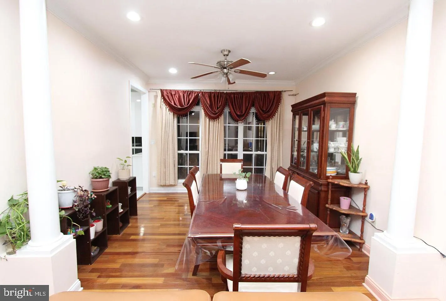 4 bed, 2.5 bath, 2262 sqft, $4,900 — Photo 2