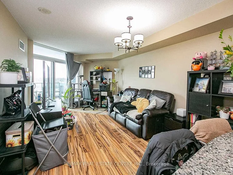 9 George St N #814 — Photo 3