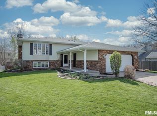 4270 Apple Valley Dr, Bettendorf, IA