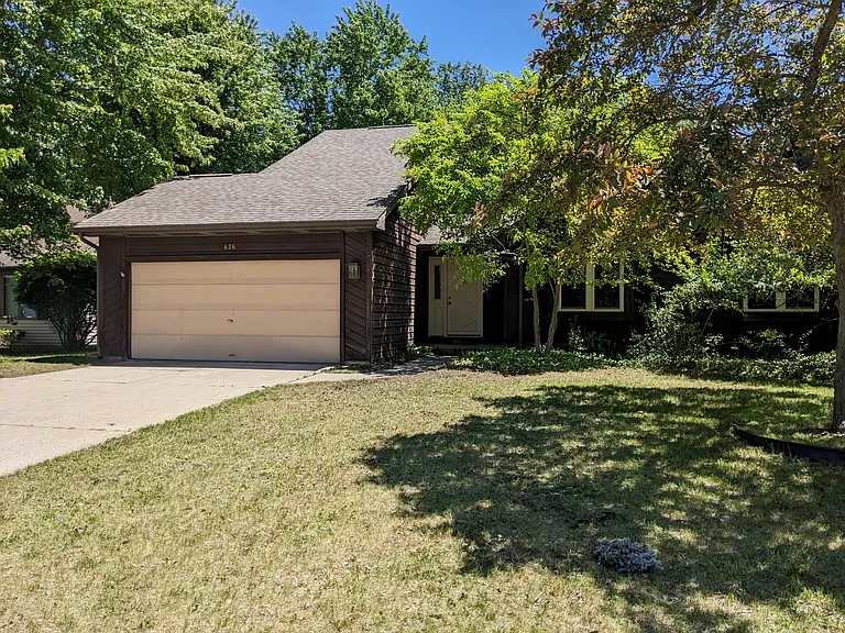 626 Plainfield Ct — Photo 3