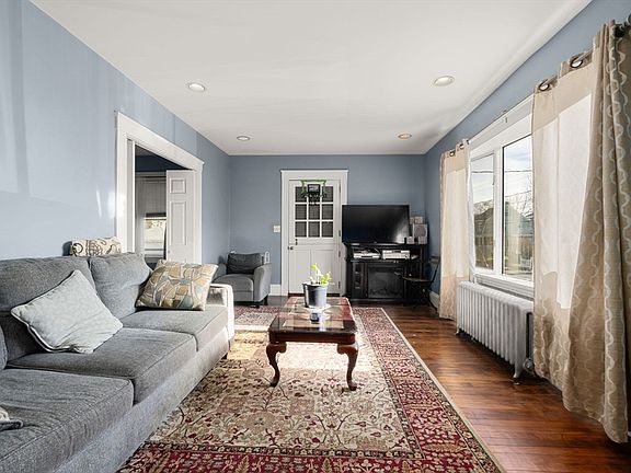 4th image of 127 Hillberg Ave