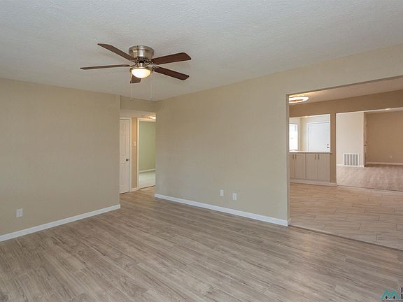 4th image of 410 S Hemlock Ave