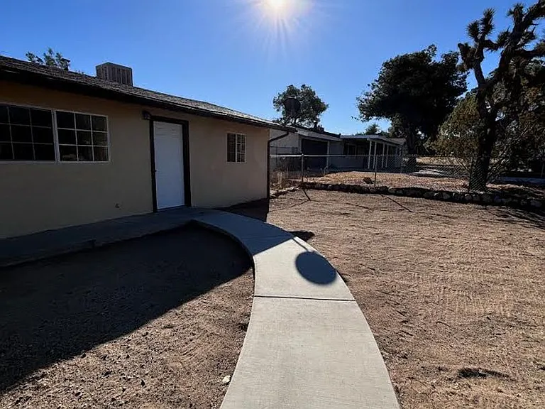 7423 Dumosa Ave — Photo 3