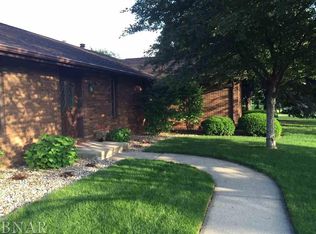 2203 Hedgewood Dr, Bloomington, IL 61704