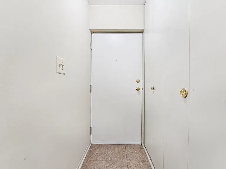 2 Bedroom 947 SF - Foyer / Coat Closet