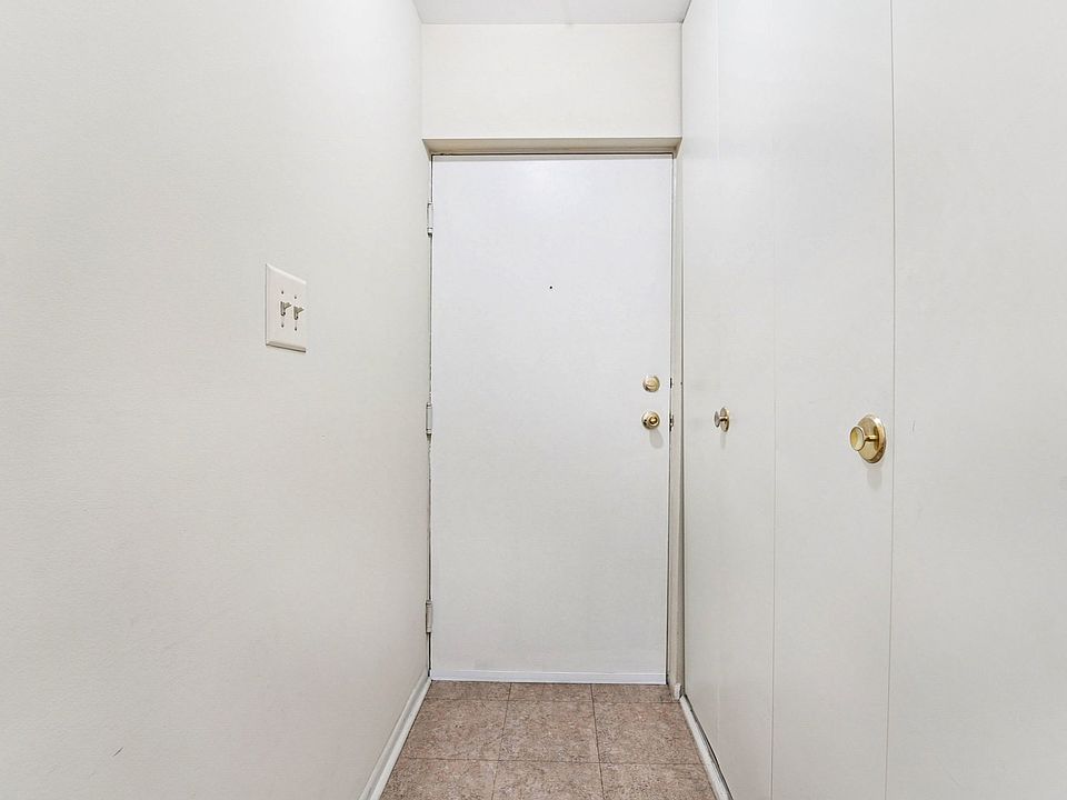 2 Bedroom 947 SF - Foyer / Coat Closet