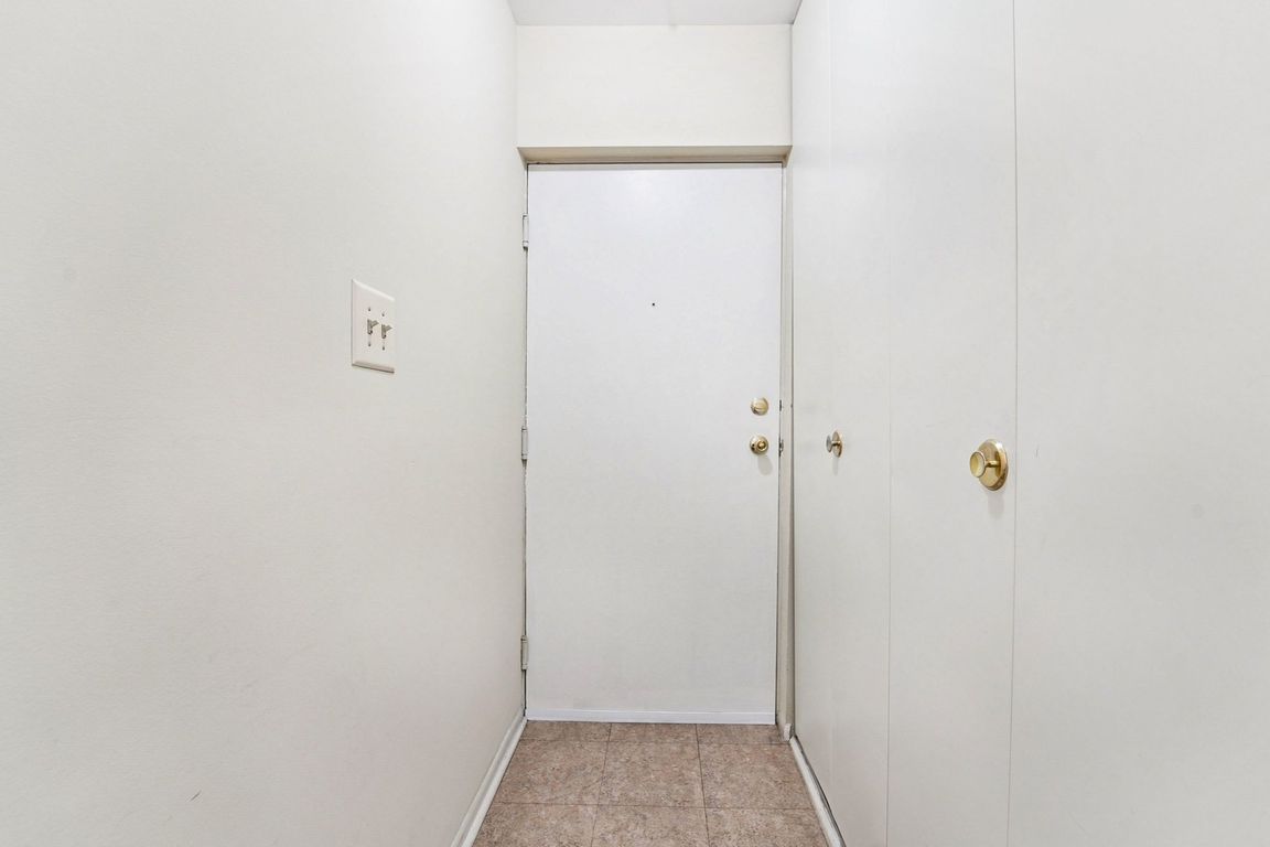 2 Bedroom 947 SF - Foyer / Coat Closet