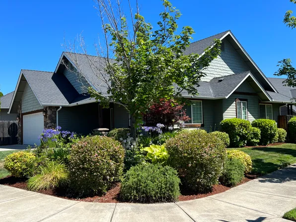 1383 SW David Dr, Grants Pass, OR 97527