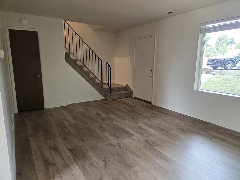 1967 E Parkridge Dr — Photo 3