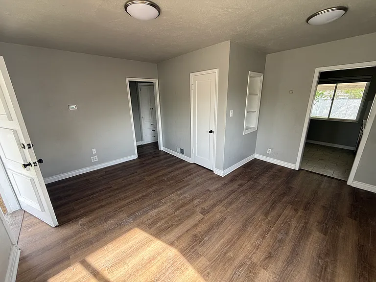 1372 W Glenrose Dr — Photo 2