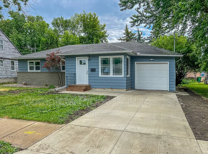 3 bed, 1.0 bath, 1030 sqft, $1,425 — Photo 1