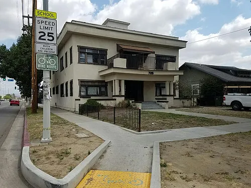 725 W 60th St Photo 1