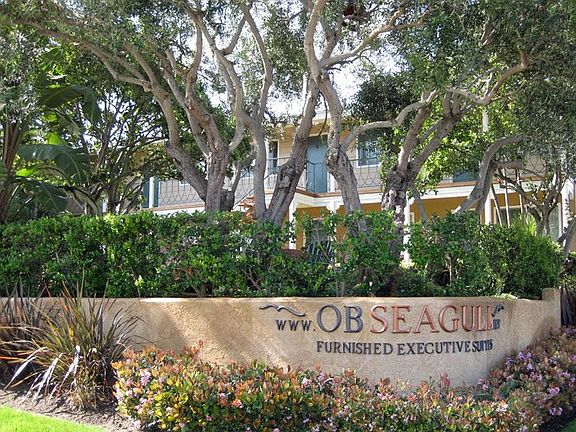 Located 4 blocks to the ocean...walk to shops and restaurant