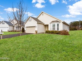 15 Eagle Ridge Cir, Lakewood, NJ 08701