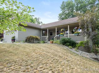 8393 Courtland Dr NE, Rockford, MI 49341