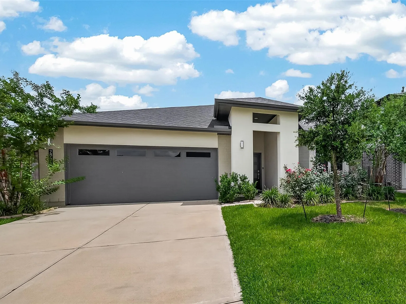 4 bed, 3.0 bath, 2306 sqft, $2,950 — Photo 2