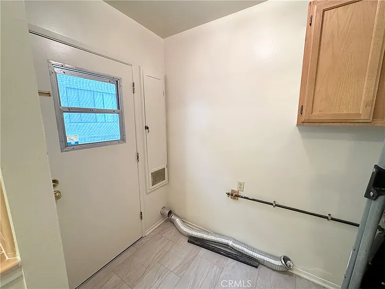 1042 W 7th St — Photo 10