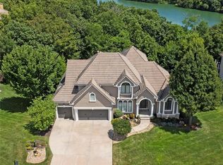 8190 Shoreline Dr, Parkville, MO 64152