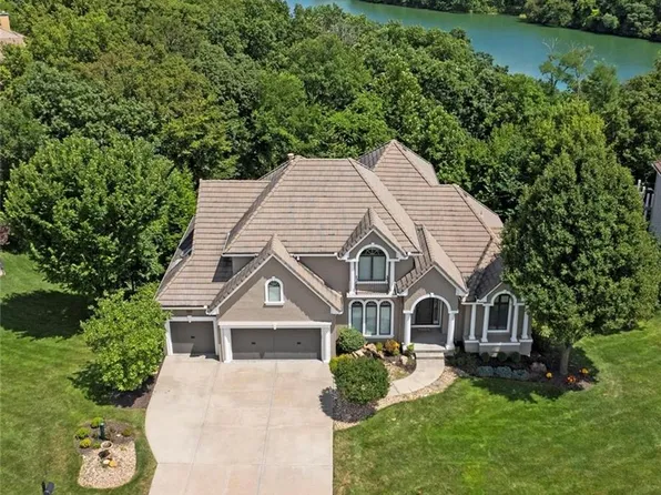 8190 Shoreline Dr, Parkville, MO 64152
