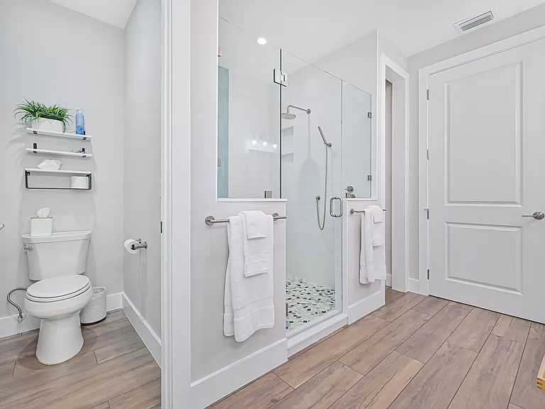 Primary main floor en suite bathroom