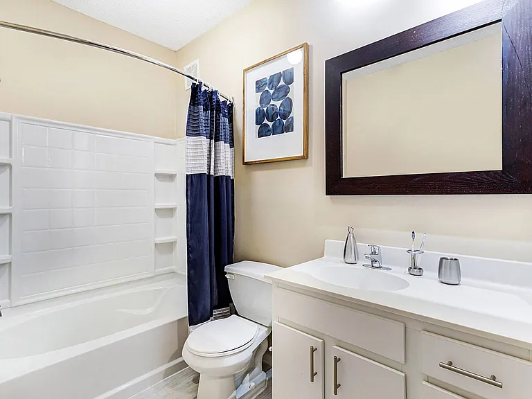 Uptown Lake Apartments — Photo 13