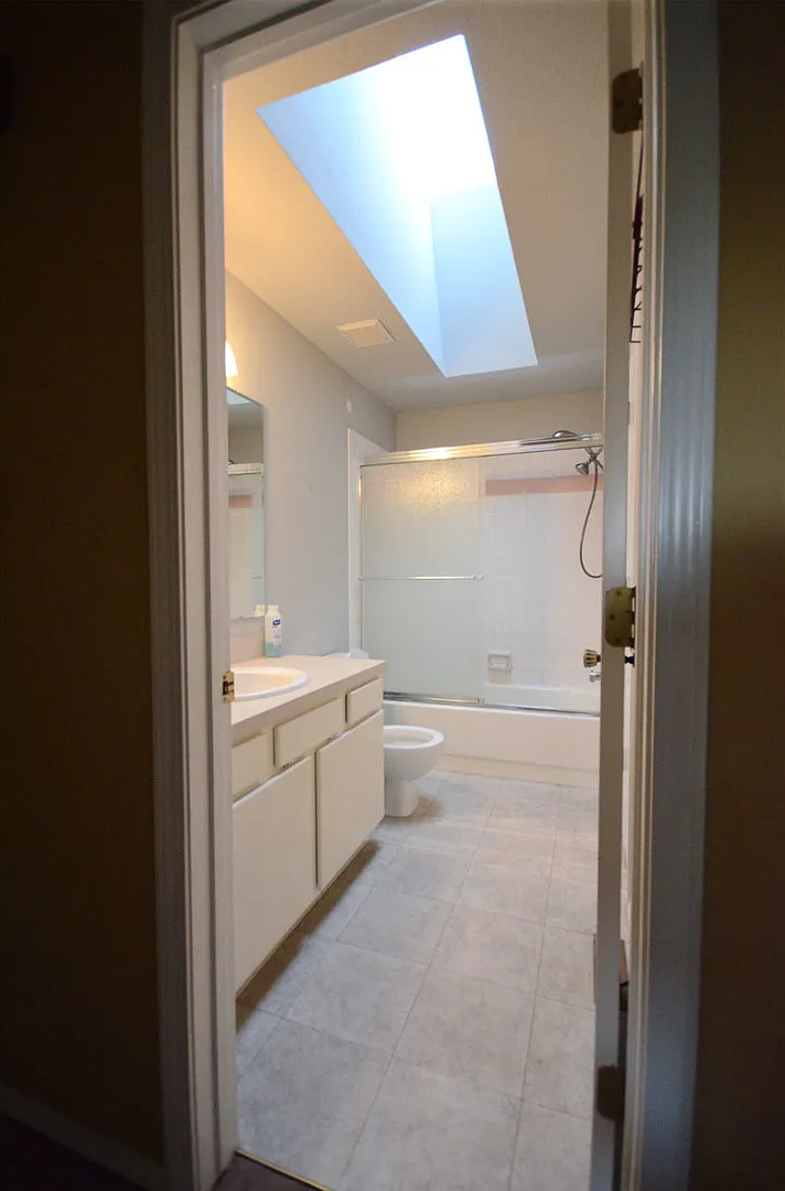 Beautiful Just Renovated 3 bedroom Single Level Home with Wonderful Fenced Backyard- Pet Friendly — Photo 3