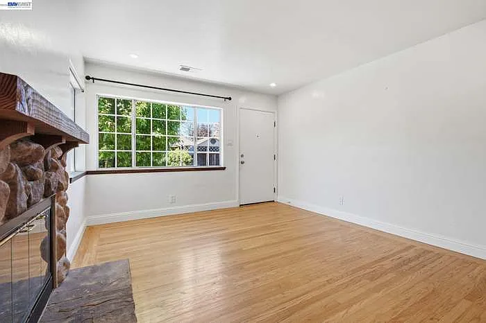 1318 Hudson St — Photo 5