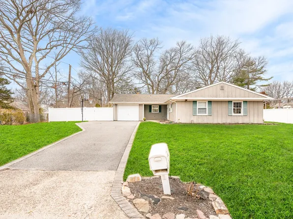 4 Pennaquid Road, Coram, NY 11727