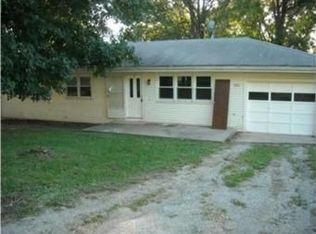 804 N 7th St, Wathena, KS 66090