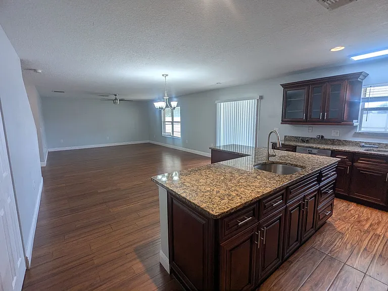 1628 Strathmore Cir — Photo 14