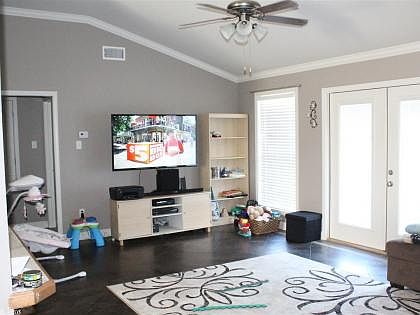 4th image of 567 Mackenzie Dr