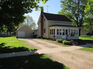 517 S Sycamore St, Monticello, IA 52310