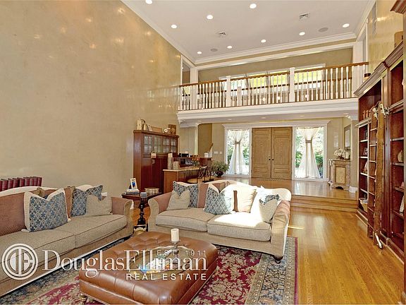 4th image of 10 Amber Ln