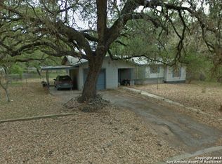 609 Mockingbird Ln, Devine, TX 78016