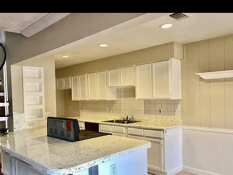 6327 Lynkat Ln — Photo 3