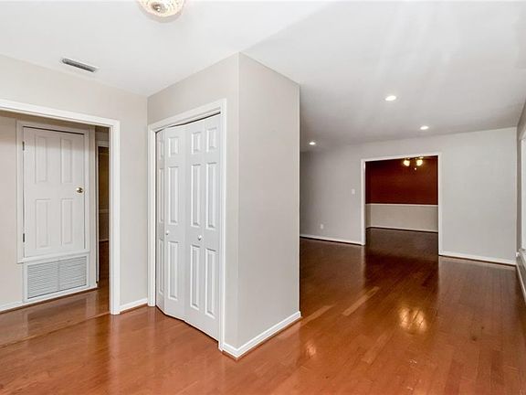 4th image of 100 Fenwick Rd