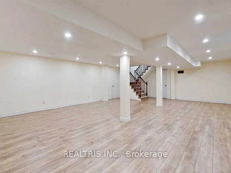 68 Gretman Cres — Photo 36