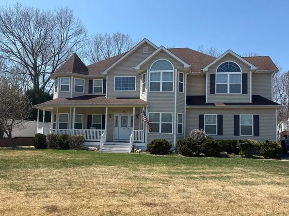 39 Savanna Cir, Mount Sinai, NY 11766