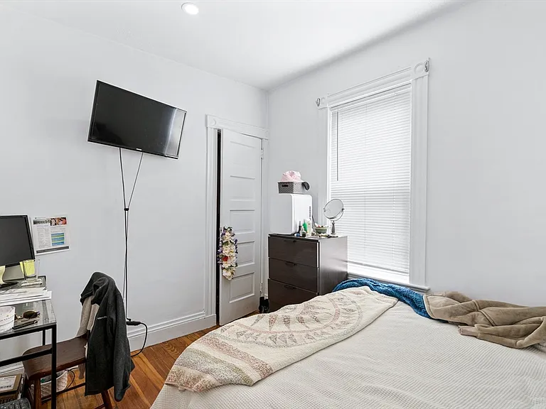7 Hallam St #3 — Photo 3