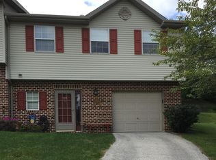 211 Breezewood Dr, Hanover, PA 17331