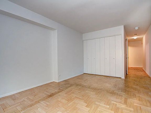 4th image of 200 E 69th St APT 6D
