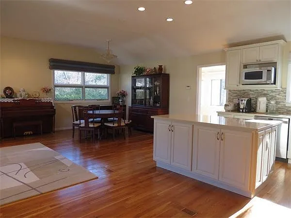 121 Andrew St — Photo 3