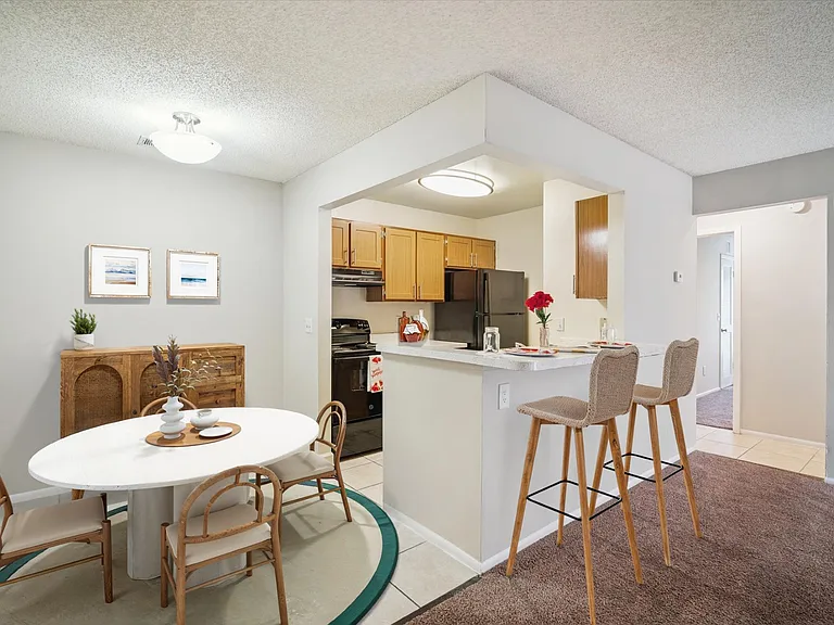 One Bedroom Large - 1 Bed / 1 Bath - 715 Sq.Ft.