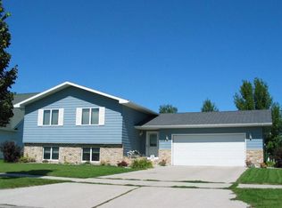 866 46th Ave S, Grand Forks, ND 58201