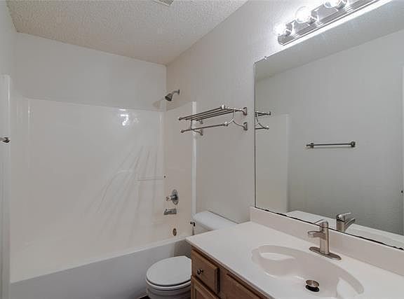 4th image of 1016 Waterview Dr