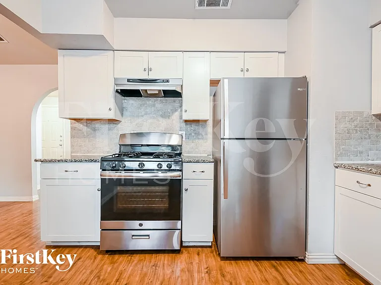 302 Shorewood Dr — Photo 6