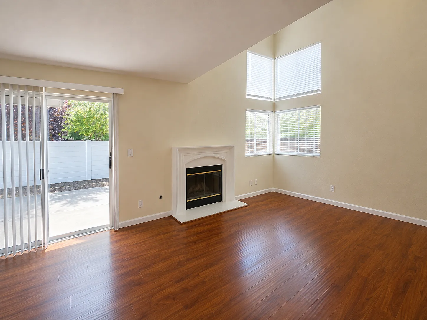 3 bed, 2.5 bath, 1422 sqft, $4,000 — Photo 3